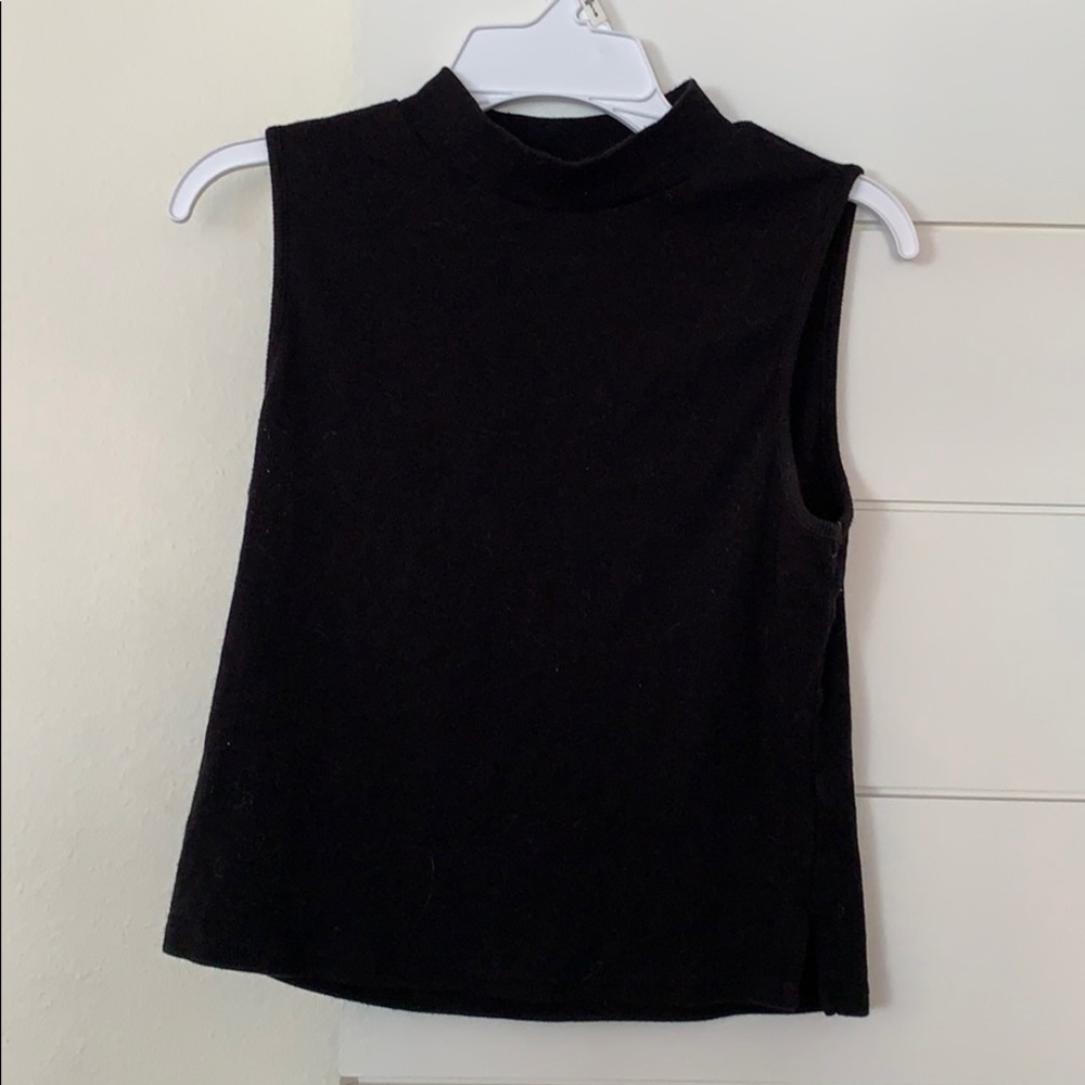 sleeve less black shirt !